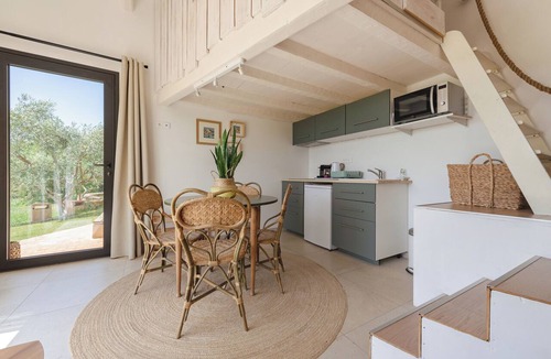 Ollioules Cottage | Sanary-sur-Mer: holiday rental with sea view on a 7,000 m² estate, sleeps 4.