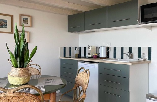 Ollioules Cottage | Sanary-sur-Mer: holiday rental with sea view on a 7,000 m² estate, sleeps 4.