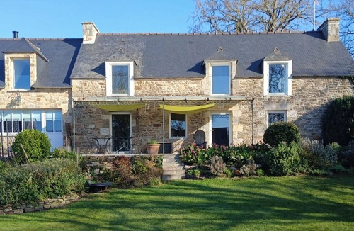 Crehen House | Sea and countryside charming house 3000 m2 park