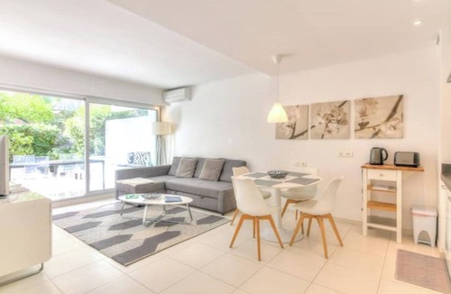 Menton Apartment | Seafront apartment with rooftop pool