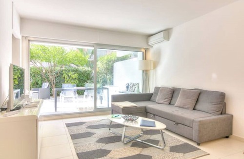 Menton Apartment | Seafront apartment with rooftop pool