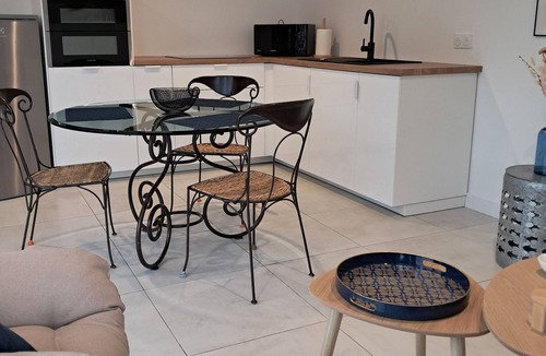 Saint-Michel-en-Greve Apartment | Seaside apartment, 3 minutes from the beach and shops.
