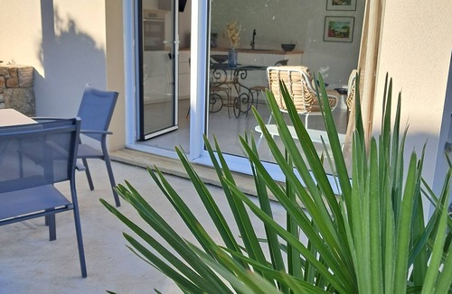 Saint-Michel-en-Greve Apartment | Seaside apartment, 3 minutes from the beach and shops.