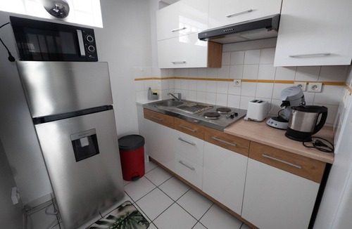 Reims Apartment | Self-contained apartment, ARENA area, la CARTONNERIE, champagne house.