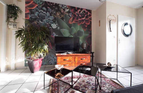 Reims Apartment | Self-contained apartment, ARENA area, la CARTONNERIE, champagne house.
