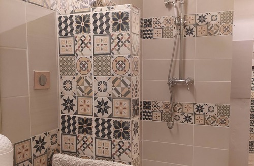Tarascon Apartment | Self-contained studio with terrace on the first floor of a Provencal house