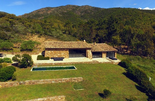 Bormes-Les-Mimosas House | Shepherd House in the Vines
