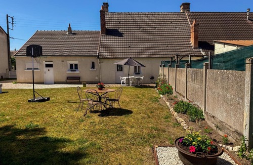 Romorantin-Lanthenay Cottage | Single-storey cottage, parking, pets welcome - 4 guests