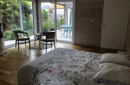 Dinan House | Single-storey house in green garden Dinan center