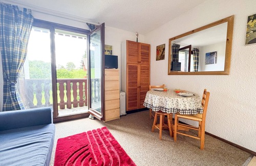 Bernex Apartment | Ski-in apartment in Bernex with balcony and parking