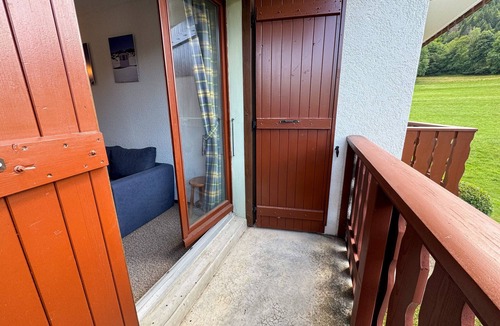 Bernex Apartment | Ski-in apartment in Bernex with balcony and parking