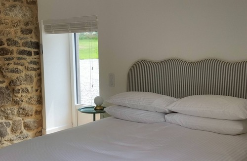 Saint-Gilles-du-Mene Bed & Breakfast | Skylight Room All Inclusive Solo Female