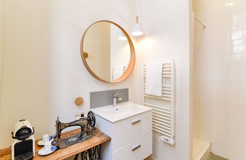Voltaire - Saint Amour Hostel | Slo Lyon Saxe
