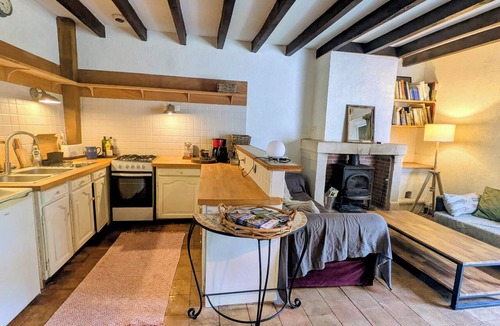 Vallieres-les-Grandes House | Small, detached country house made of tuffeau stone
