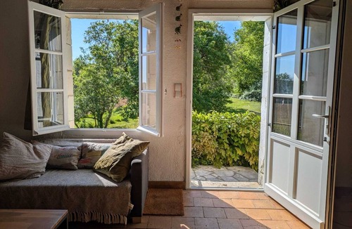 Vallieres-les-Grandes House | Small, detached country house made of tuffeau stone