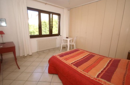 Vic-sur-Seille House | Snug Holiday Home with Fenced Garden Garden Furniture BBQ