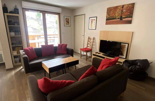 Sers Apartment | South-facing apartment that sleeps 8, with Wi-Fi