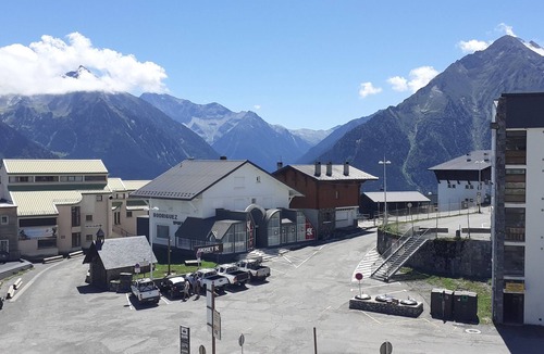 Saint-Lary-Soulan Apartment | South-facing triplex, pla d'adet, ski in/ski out, balcony