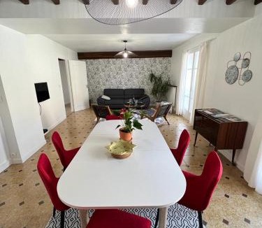 Ay Apartment | SPACIEUSE MAISON DE VILLE avec garage privé fermé