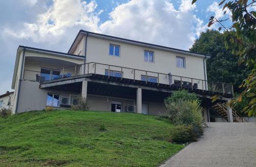 Favieres House | Spacieux gîte contemporain avec terrasse panoramique et piscine chauffée - FR-1-584-373