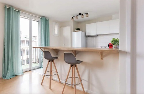 Toulouse Left Bank Apartment | Spacious 2-bed, A/C, paid street parking, balcony, city centre, by the river