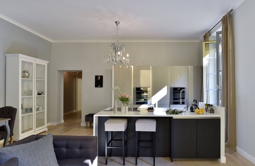 Old Town Apartment | Spacious 3BR/3BA Apartment in Old Town Nice 2-Min Walk to Beach Full A/C