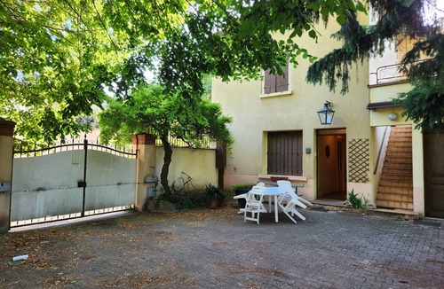 Charly House | Spacious 4-bedroom house with a large, tree-lined garden