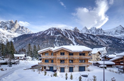 Les Praz-de-Chamonix Apartment | Spacious Apartment with Balconies beside Ski Lift