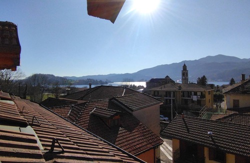 Pettenasco House | Spacious accommodation a stone's throw from Lake Orta