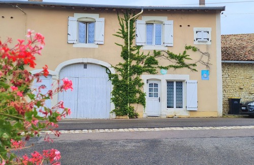 Meligny-le-Grand Cottage | Spacious and comfortable house with terrace and garden, perfect for family or business