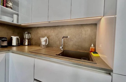 Beausoleil Condo | Spacious and stylish 3-bedroom apartment just steps from Monaco. Ideally located in the center of Beausoleil, it features contemporary decor, a fully equipped kitchen, air conditioning, and two modern bathrooms — perfect for a comfortable stay