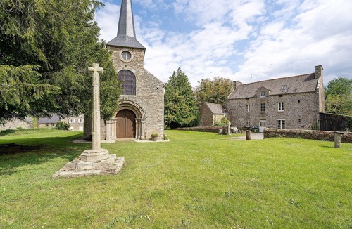 Saint-Lormel House | Spacious Family Home with Private Terrace, Garden & Wi-Fi in Saint Lormel