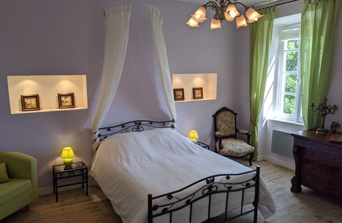 Montaillou Bed & Breakfast | Spacious guest room with mountain views