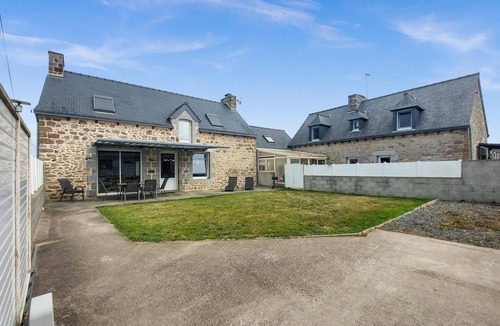 La Meaugon House | Spend a relaxing time in the beautifully located cottage.