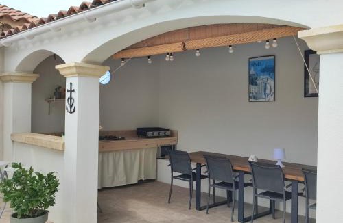 Saint-Bonnet-du-Gard Bed & Breakfast | Studio cuisine extérieure