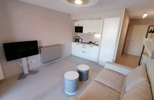 Villeneuve Loubet Beach Apartment | Studio feet in the water
