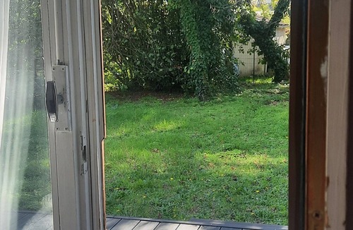 Ambares-et-Lagrave Apartment | Studio indépendant dans une maison avec jardin ,parking privatif .tout sécurisé