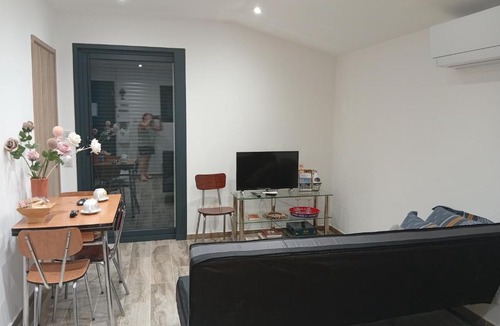 Rougiers House | Studio indépendant niché au milieu des bois