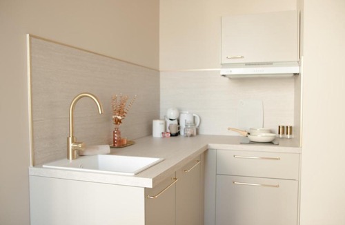 Homecourt Apartment | Studio meublé Le Refuge doré avec Netflix