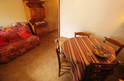 Bagneres-de-Luchon Apartment | Studio sud calme avec balcon et parking - Proche thermes et centre - FR-1-313-130