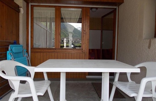 Bagneres-de-Luchon Apartment | Studio sud calme avec balcon et parking - Proche thermes et centre - FR-1-313-130