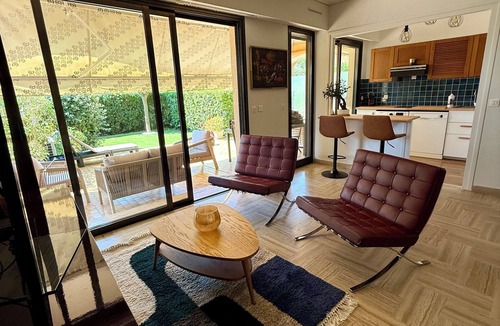 Villeneuve Loubet Beach Apartment | Studio with direct access to the sea and swimming pool in a green setting