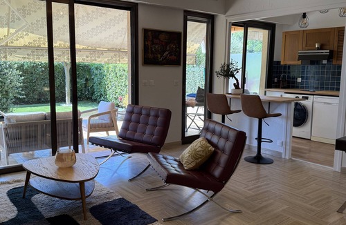 Villeneuve Loubet Beach Apartment | Studio with direct access to the sea and swimming pool in a green setting
