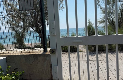 Villeneuve Loubet Beach Apartment | Studio with direct access to the sea and swimming pool in a green setting