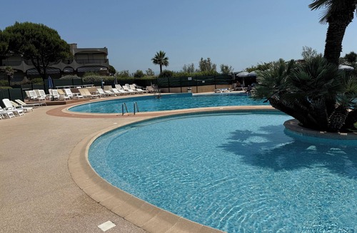 Villeneuve Loubet Beach Apartment | Studio with direct access to the sea and swimming pool in a green setting