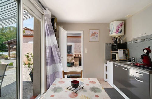 Montayral Apartment | Studio with Shared Pool, Wi-Fi, and Air Conditioning
