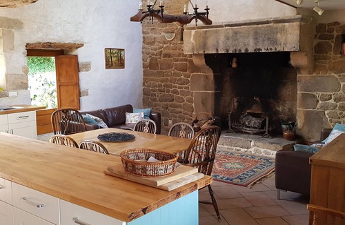 Megrit House | Stunning barn conversion, vaulted ceilings, huge walk-in fireplace, u/fl heating