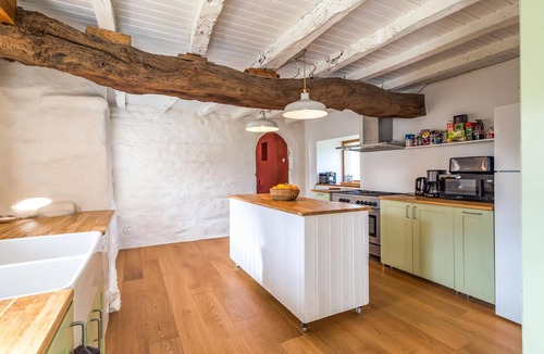 Ploumilliau House | Stunning home in Ploumillau with WiFi
