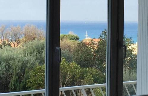 Six-Fours-les-Plages Apartment | Stunning ocean view of Sanary Bay, 73 m², quiet, terrace, EVERYTHING WITHIN WALKING DISTANCE. Rated *