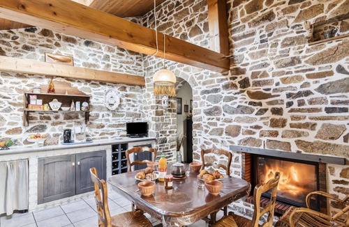 Yffiniac House | Stunning private villa for 8 guests with WIFI, TV and pets allowed